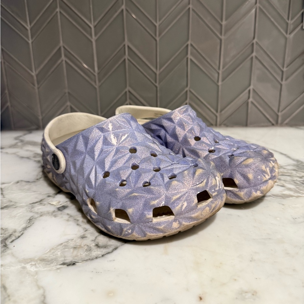 $18 ADD ON Crocsโ Metallic Purple Geometric Girlsโ Sparkly 1 (Big Kids) Natives